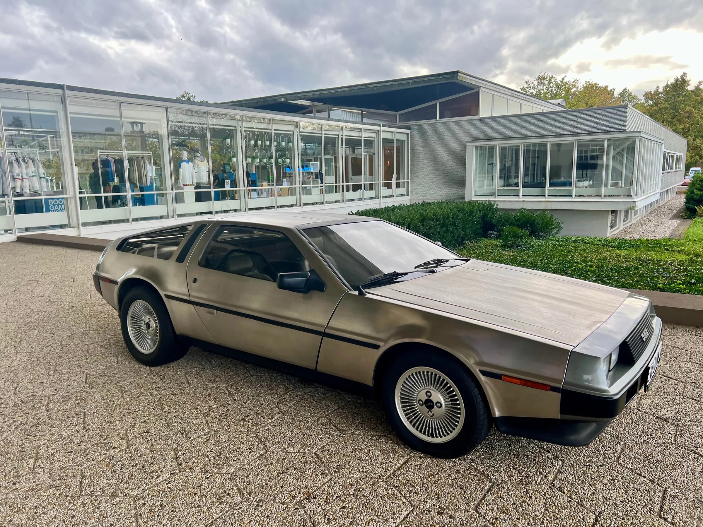 DeLorean DMC-12 van roestvrij staal voor een modernistisch gebouw in Eindhoven