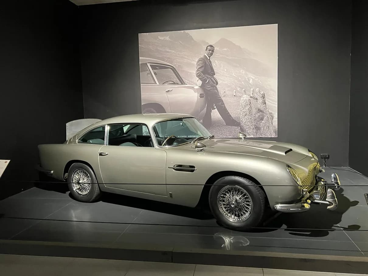 Zilvergrijze Aston Martin DB5 in het Louwman Museum, voor een zwart-witfoto uit een Bondfilm