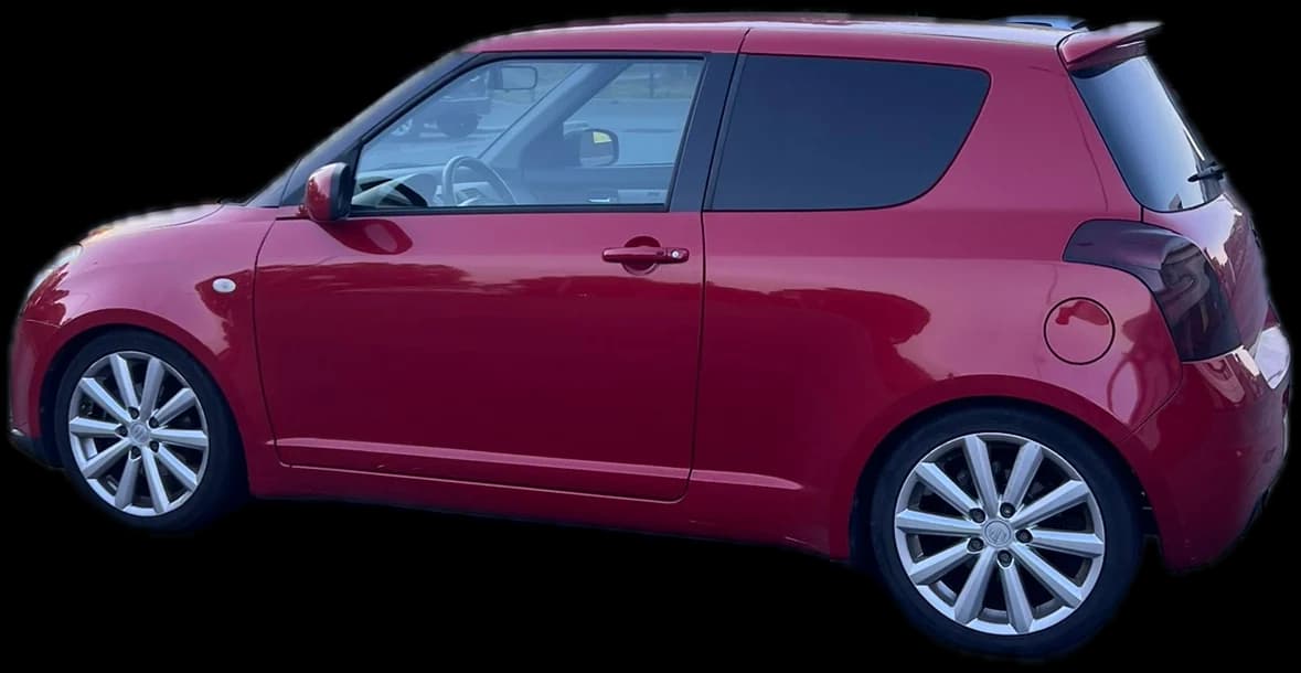 Wilberts eigen rode Suzuki Swift Sport, van opzij